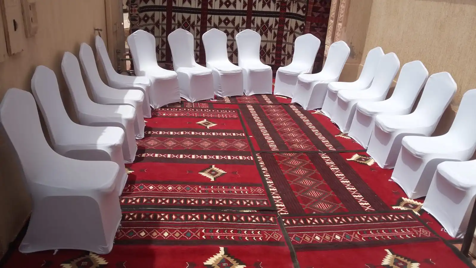 قهوجي وصباب يقدم القهوة العربية