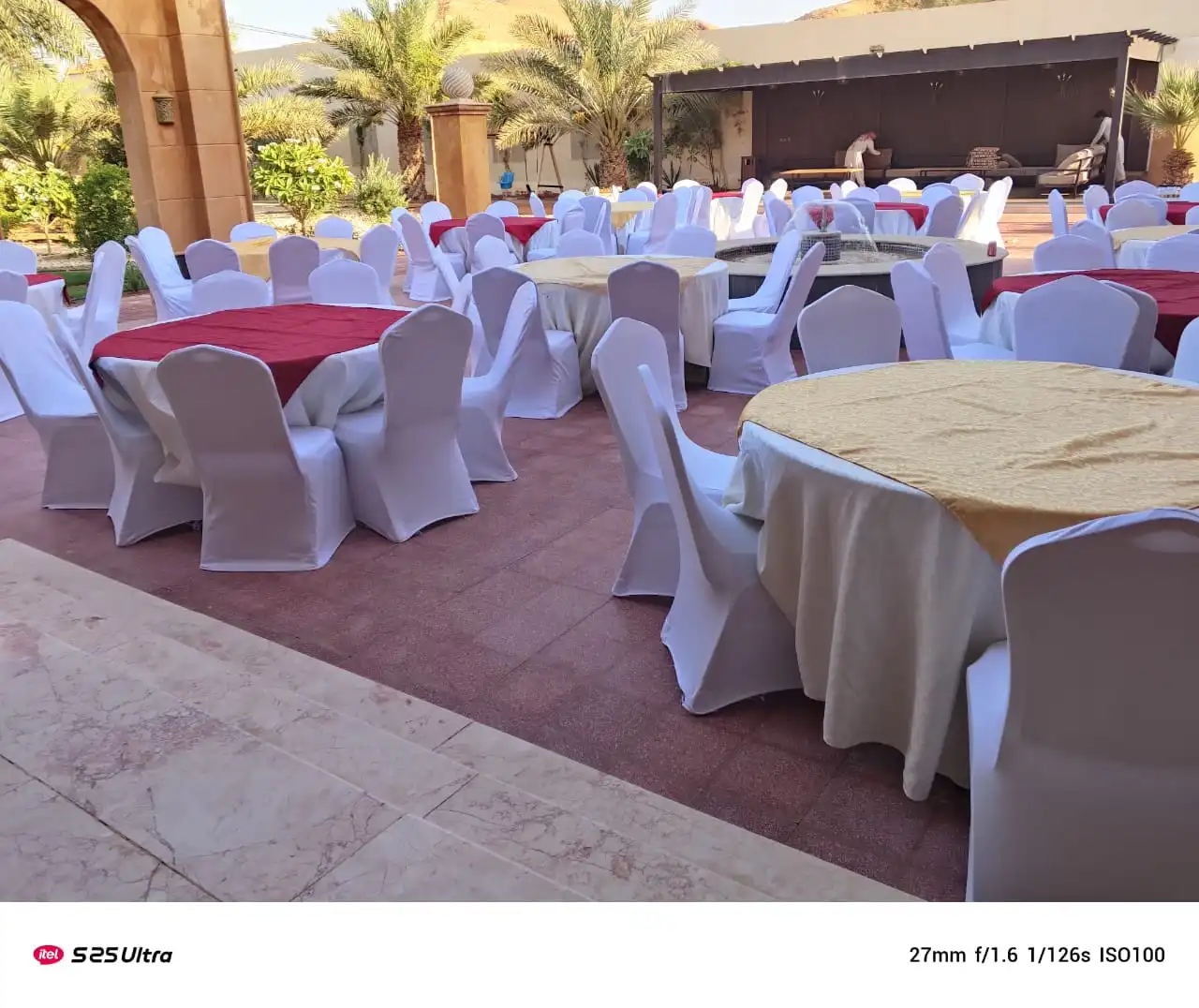 قهوجي يصب القهوة العربية